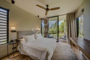 Un pat sau paturi într-o cameră la Luxueuse Villa Monticello, Golf & Spa Resort +30 fotografii