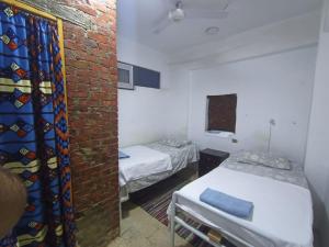 Un pat sau paturi într-o cameră la david hostel