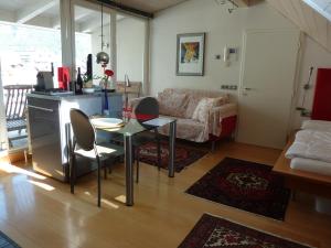 salon ze stołem i kanapą w obiekcie Apartment Leonardo w mieście Bolzano