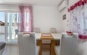 Posedenie v ubytovaní 2 Bedroom Cozy Apartment In Kostrena