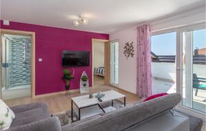 Televízia a/alebo spoločenská miestnosť v ubytovaní 2 Bedroom Cozy Apartment In Kostrena