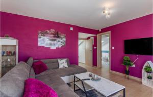 Televízia a/alebo spoločenská miestnosť v ubytovaní 2 Bedroom Cozy Apartment In Kostrena