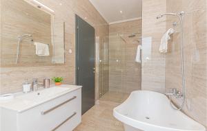 Kúpeľňa v ubytovaní Lovely Apartment In Sibenik With Sauna