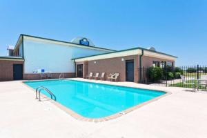 een groot zwembad voor een gebouw bij Days Inn & Suites by Wyndham Wynne in Wynne