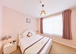 Postel nebo postele na pokoji v ubytování Ngoc Phat Dalat Hotel