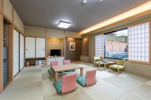 A television and/or entertainment centre at 聖護院御殿荘