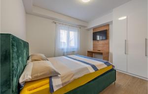 Posteľ alebo postele v izbe v ubytovaní Nice Apartment In Zadar With Kitchen