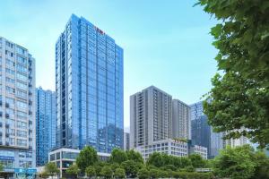西安市にあるEcharm Plus Hotel - Xi'an Daminggong West Subway Stationの高層ビル群