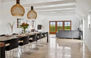 Posezení v ubytování Stunning Home In Otterup With Kitchen