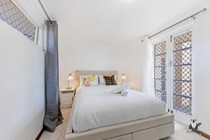 Ένα ή περισσότερα κρεβάτια σε δωμάτιο στο KozyGuru | Thornleigh 3BR House Nature Convenience