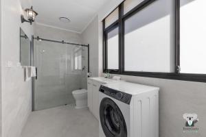 Ένα μπάνιο στο KozyGuru | Thornleigh 3BR House Nature Convenience