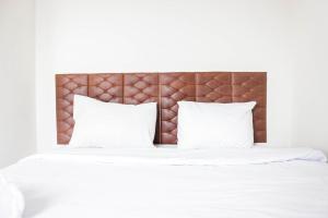 Katil atau katil-katil dalam bilik di Spacious & Deluxe 2BR Gateway Ahmad Yani Cicadas Apartment By Travelio