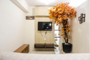 Televisyen dan/atau pusat hiburan di Spacious & Deluxe 2BR Gateway Ahmad Yani Cicadas Apartment By Travelio