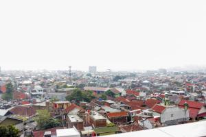 Pemandangan umum bagi Bandung atau pemandangan bandar yang diambil dari apartmen