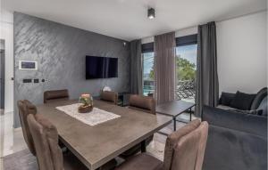 Un comedor con una mesa y un sofá. en 3 Bedroom Cozy Home In Dramalj, en Dramalj