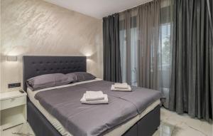 Un dormitorio con una cama con dos toallas encima. en 3 Bedroom Cozy Home In Dramalj, en Dramalj