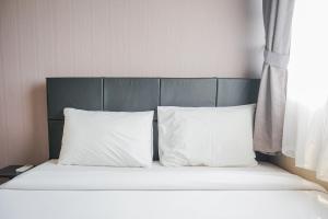 Giường trong phòng chung tại Comfortable Parkland Avenue 2BR Apartment By Travelio +15 ảnh