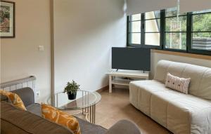 Televízia a/alebo spoločenská miestnosť v ubytovaní 2 Bedroom Gorgeous Apartment In Mañon