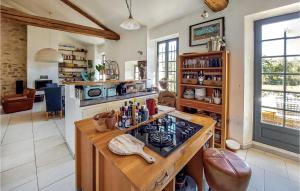 Η κουζίνα ή μικρή κουζίνα στο Gorgeous Home In Saint Cyr Sur Mer