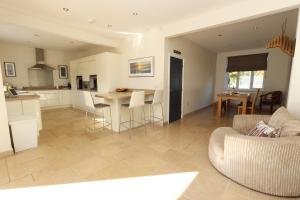 Una cocina y una sala de estar con un sofá y una mesa. en "Rosecroft" - Perfect Retreat for Business & Leisure - Close to Celtic Manor and ICC, en Newport