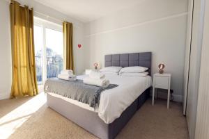 Un dormitorio con una cama grande con toallas. en "Rosecroft" - Perfect Retreat for Business & Leisure - Close to Celtic Manor and ICC, en Newport