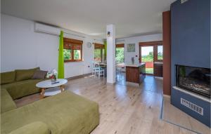 Et tv og/eller underholdning på 3 Bedroom Awesome Home In Liznjan