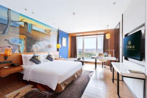 Postel nebo postele na pokoji v ubytování Hisilk Artwork Center Fliport Coso Hotel