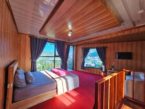 a bedroom with a bed in a boat at Karunia Sikunir Syariah in Kejajar