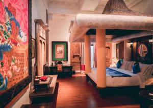 Ein Bett oder Betten in einem Zimmer der Unterkunft House of Tugu, Old Town Jakarta