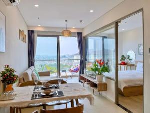 Postel nebo postele na pokoji v ubytování The Song Apartment 5 Stars Vung Tau - Căn Hộ Du Lịch 5 Sao Cạnh Biển - Ruby Homestay + 101 fotografií