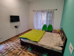 TV a/nebo společenská místnost v ubytování SK Grand Private Pool Villa Mahabalipuram by Royal Experiences