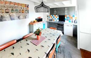 una cucina con tavolo e uccelli di Amazing Home In Arcais With Wifi ad Arçais