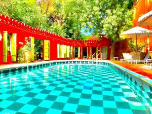 - une piscine avec du carrelage rouge et bleu dans l'établissement Partap Mahal, à Bikaner