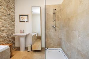 un baño con ducha y lavabo en "Rosecroft" - Perfect Retreat for Business & Leisure - Close to Celtic Manor and ICC, en Newport 30 fotos más