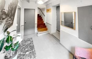 un corridoio con una scala in una casa di Amazing Home In Arcais With Wifi ad Arçais Altre 16 foto