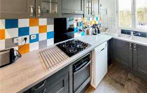 una cucina con fornello forno superiore accanto a un lavandino di Amazing Home In Arcais With Wifi ad Arçais
