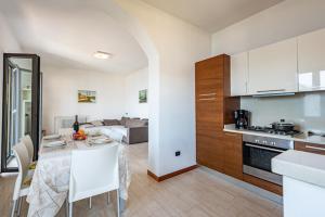 A kitchen or kitchenette at Luxury casa Margherita