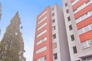a tall building with a tree next to it at NEW-Rosalia-Stilvoll wohnen, zentral erleben in Kaiserslautern