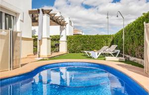 una piscina nel cortile di una casa di 2 Bedroom Lovely Home In Roldan a Roldán