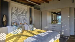 Ένα ή περισσότερα κρεβάτια σε δωμάτιο στο Oubaai Villa +78 φωτογραφίες