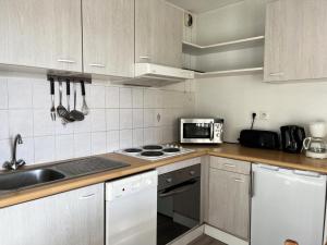 Kuchyňa alebo kuchynka v ubytovaní Résidence Balcons Du Soleil 1 - ST4pers BALCONS DU SOLEIL 10-Peyresourde MAE-9874