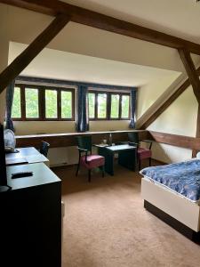 Postel nebo postele na pokoji v ubytování Château Liblice + 37 fotografií