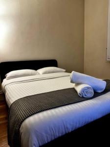 Ένα ή περισσότερα κρεβάτια σε δωμάτιο στο Entire Apartment in The Heart of Vernon
