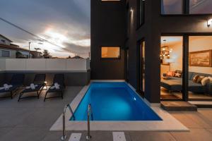 una piscina al centro di una casa di Casa Brave by Briskva a Funtana