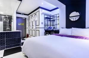 Postel nebo postele na pokoji v ubytování The Zara Hotel