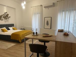 a bedroom with a bed and a desk and a table at Aris Ultracentral&Cozy Studios PIATA UNIRII in Iaşi