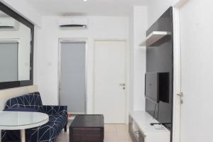 Μια τηλεόραση ή/και κέντρο ψυχαγωγίας στο Comfort and Simply 2BR at Pakubuwono Terrace Apartment By Travelio