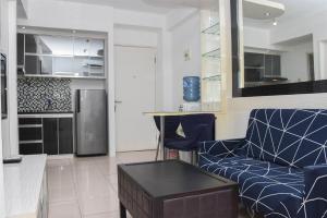 Η κουζίνα ή μικρή κουζίνα στο Comfort and Simply 2BR at Pakubuwono Terrace Apartment By Travelio