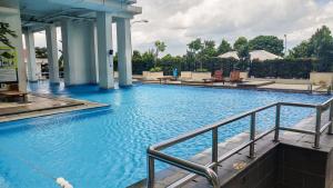 Πισίνα στο ή κοντά στο Comfort and Simply 2BR at Pakubuwono Terrace Apartment By Travelio