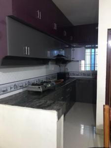 ブバネーシュワルにあるDDM Avenueのキッチン(黒いキャビネット、カウンタートップ付) +11枚の写真